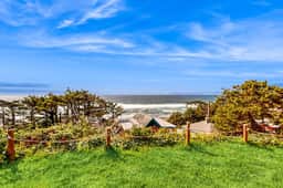 Dog Friendly Studio with Ocean Views and Balcony Close to the Beach