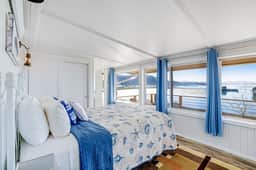 Gorgeous home overlooking the bay near a boat launch dog friendly