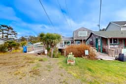 Mid century modern styled home with patio WiFi washer dryer walk to beach