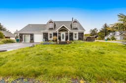 2 story home near the beach with private hot tub deck firetable and washer dryer