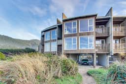 Modern Waterfront Condo Right on the Pacific Ocean Dogs Welcome