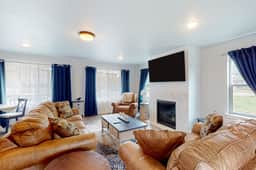 4BR home steps from the beach with private hot tub fireplace and firepit