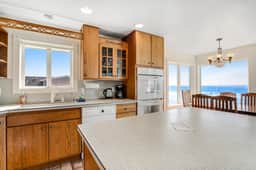 Spacious oceanfront home with patio and private hot tub dog friendly