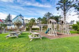 Two Story Olivia Beach Home with Free WiFi Dog Friendly and Close to the Beach
