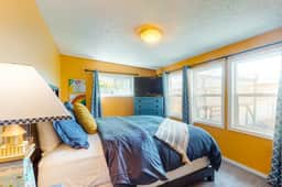 Charming dog friendly getaway with a full kitchen and firepit walk to the beach
