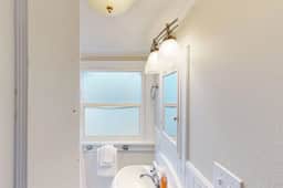 Welcoming dog friendly retreat near beach parks and Lake Lytle