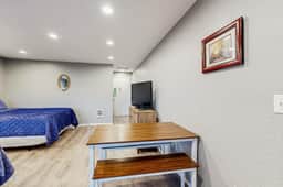 Ideally Located Room Near Downtown and the Beach Dog Friendly