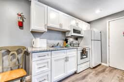 Two Room Combination Close to Downtown and Beach Dogs Welcome