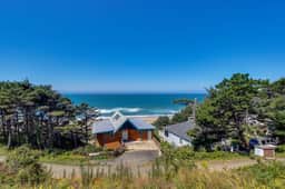 Oceanview Studio on the Main Level Nearby Beach Access Dogs Welcome