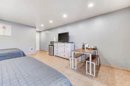 Six Dog Friendly Rooms with Full Kitchens and Kitchenettes Walk to the Beach