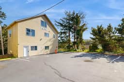 Private Hillside Condo in the Heart of Lincoln City Dog Friendly
