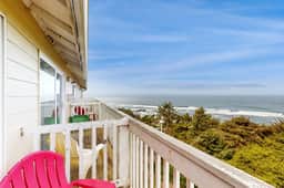Upper Level Studio with Balcony Dog Friendly and Great Ocean Views