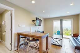 Oceanview Condo Dog Friendly Close to Beach and Everthing in Town