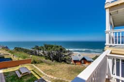 Upper Level Oceanview Studio Near the Beach Free WiFi Dogs Welcome