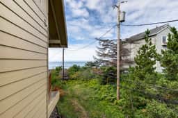 Upper Level Condo with Private Balcony and Nearby Beach Access Dog Friendly