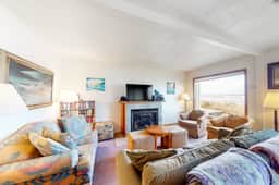 Oceanfront Home with Great Ocean View Deck Fireplace Beach Access 2 Dogs OK