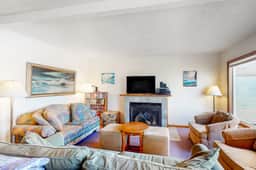 Oceanfront Home with Great Ocean View Deck Fireplace Beach Access 2 Dogs OK