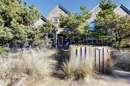 Modern family friendly beach house walk to the ocean with bikes dogs OK