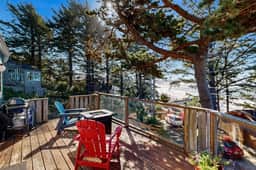 Charming home with wonderful ocean views ping pong game room WiFi decks