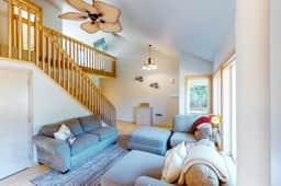 Bright dog friendly home with wrap around deck just steps from beach