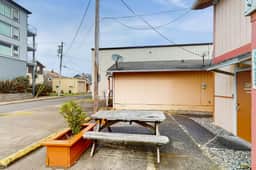 Charming Dog Friendly Room with Kitchenette Near the Beach and Downtown
