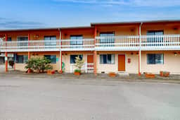 Charming Dog Friendly Room with Kitchenette Walk to Downtown and the Beach
