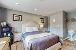 Charming Dog Friendly Room with Kitchenette Walk to Downtown and the Beach