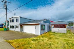Dog friendly beach house with two full kitchens a private hot tub and Ping Pong