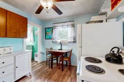 Charming house with full kitchen and yard near the beach dogs OK