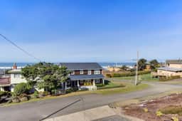 Spacious Coastal Retreat Walk to Beach with Hot Tub and Dog Friendly