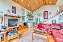 Hillside home with exceptional ocean view near the beach dog friendly