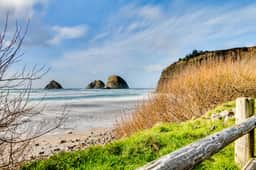 Hillside home with exceptional ocean view near the beach dog friendly