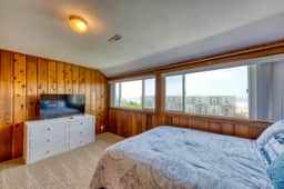 Convenient Home with Ocean View and Great Location Close to Beach Access Town