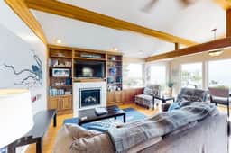 Perfect oceanfront beach getaway with amazing views walk to the beach