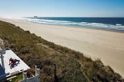 Dog friendly oceanfront cottage with private hot tub and wood burning fireplace