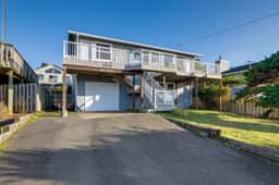 Cheerful home with ocean views private hot tub and gas grill walk to the beach