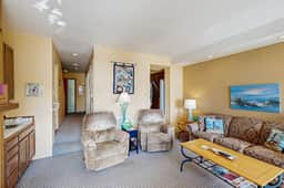 Comfortable ocean view condo with easy access to downtown