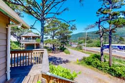 Home near the ocean with beach access washer dryer decks two dogs welcome