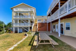 Cozy Coastal Condo Near from the Beach
