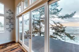 Dreamy oceanfront retreat with spacious deck and high speed WiFi dogs OK