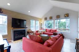 Spacious dog friendly home with WiFi and fireplace near the beach