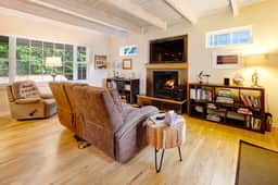 Dog friendly home with enclosed yard game room private hot tub near the beach