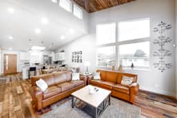 Stunning oceanfront retreat with gourmet kitchen and high speed WiFi dogs welcome
