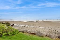 Dog Friendly Bayfront Beauty with a Private Hot Tub Free WiFi and Washer Dryer