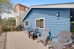 Cozy Dog Friendly Getaway Close to the Beach Includes Deck