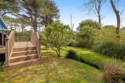 Cozy Dog Friendly Getaway Close to the Beach Includes Deck