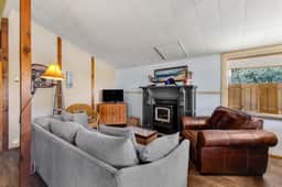 Cozy Dog Friendly Getaway Close to the Beach Includes Deck