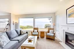 Two Story Dog Friendly Oceanfront Home with Free WiFi and Gas Fireplace