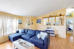 Lighthouse Inspired Home with Ocean Views Gas Fireplace Fast WiFi 2 Dogs OK