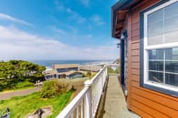 Lighthouse Inspired Home with Ocean Views Gas Fireplace Fast WiFi 2 Dogs OK